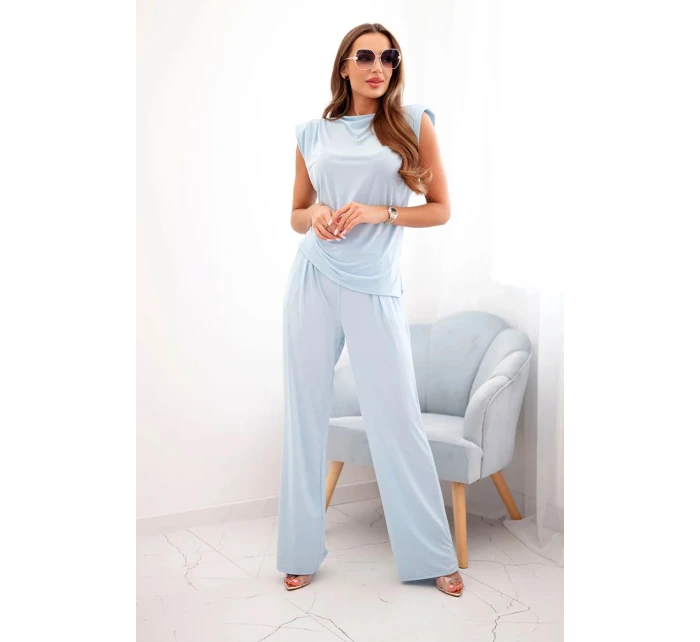 Elegantný dámsky set so širokými nohavicami a blúzkou s volánikmi modrej farby Elegantný dámsky set so širokými nohavicami a blúzkou s volánikmi modrej farby