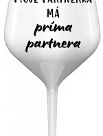MOJE PARTNERKA MÁ PRÍMA PARTNERA - bílá nerozbitná sklenice na víno 470 ml
