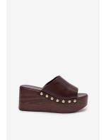 Dámské pantofle na platformě a platformě se zlatými knoflíky Čokoládové Farinelle