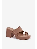 Žabky na podpätku model 225377 Krok vo veľkom štýle