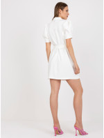 Elegantné biele mini koktailové šaty s gombíkmi