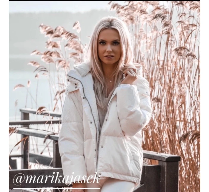 Biela krátka dámska zimná bunda s prírodným páperím (7113)