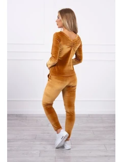 Velúrová súprava so záhybmi na chrbte v ťavej farbe