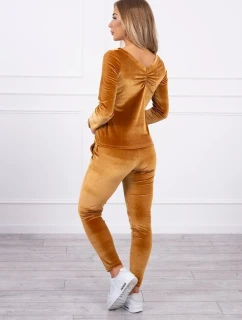 Velúrová súprava so záhybmi na chrbte v ťavej farbe