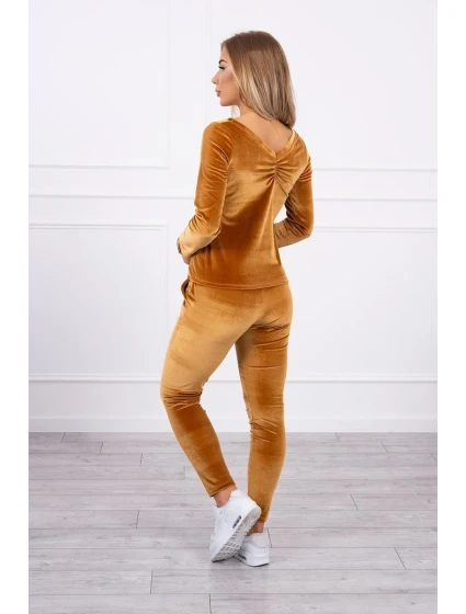 Velúrová súprava so záhybmi na chrbte v ťavej farbe