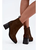 Kožené zateplené kotníkové boty na podpatku model 22366589 Khaki - VINCEZA Kožené zateplené kotníkové boty na podpatku model 22366589 Khaki - VINCEZA