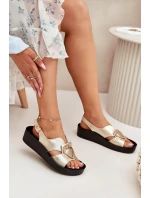 Kožené Dámské Sandály Na Klínu model 21698311 Zlaté - S.Barski Kožené Dámské Sandály Na Klínu model 21698311 Zlaté - S.Barski