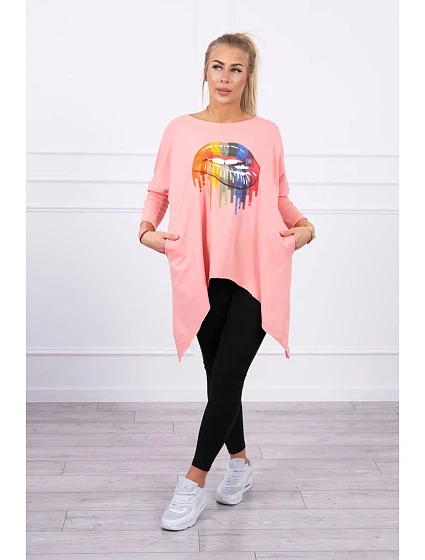 Oversize halenka s model 18747007 potiskem rtů v meruňkové barvě - K-Fashion