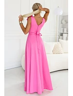 model 22141517 Elegantní večerní maxi šaty s rozparkem a růžemi cukrově růžové - numoco