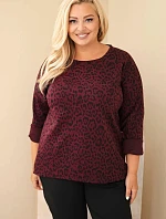 Dámska blúzka vo veľkosti Plus Size s leopardím vzorom a predĺženým zadným dielom v bordovo-červenej farbe