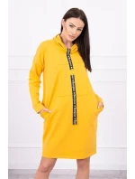 Horčicové šaty s kravatou