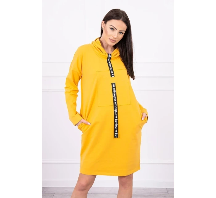 Horčicové šaty s kravatou