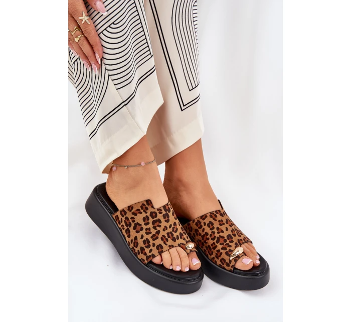 Dámské sandály na platformě a nízkém klínku s ozdobným detailem imitace leopardí kůže hnědé model 21688788 - Boto Dámské sandály na platformě a nízkém klínku s ozdobným detailem imitace leopardí kůže hnědé model 21688788 - Boto