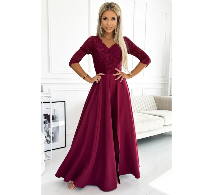AMBER Elegantní dlouhé dámské maxi šaty ve vínové bordó barvě s krajkovým výstřihem model 19047931 - numoco