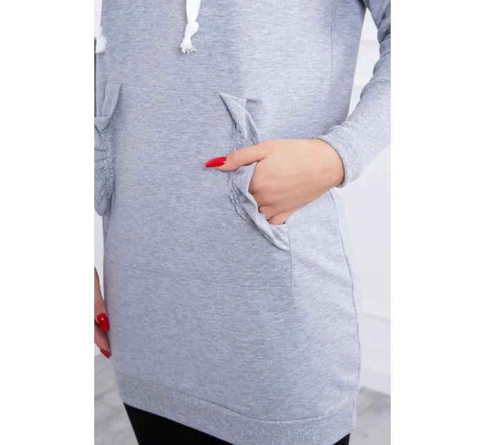 Šaty s ozdobnými volánky a kapucí šedé barvy Šaty s ozdobnými volánky a kapucí šedé barvy