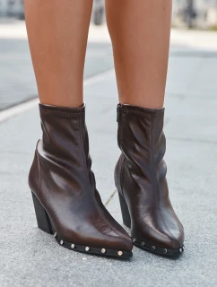 Dámské boty z eko kůže na sloupku hnědé model 21709985 - Boto