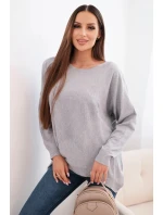 Dámsky sveter s dlhším chrbtom a vyrazenou hviezdou sivej farby