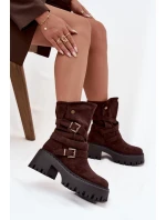 Dámské kotníkové boty na podpatku s přezkami a páskem čokoládové model 21725142 - Boto