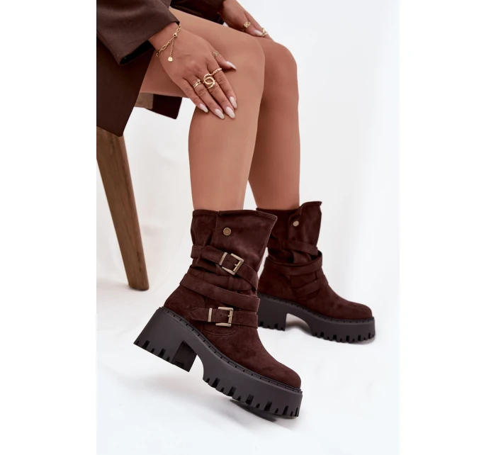 Dámské kotníkové boty na podpatku s přezkami a páskem čokoládové model 21725142 - Boto