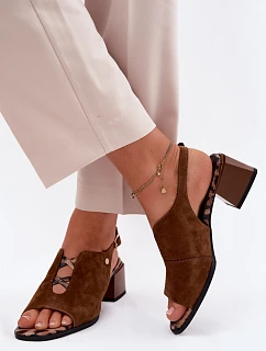 Sandály z přírodního semiše na podpatku model 22123079 Hnědé - Maciejka