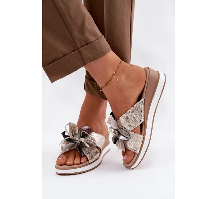 Kožené nazouváky na platformě s květem  Zlaté model 22100377 - S.Barski