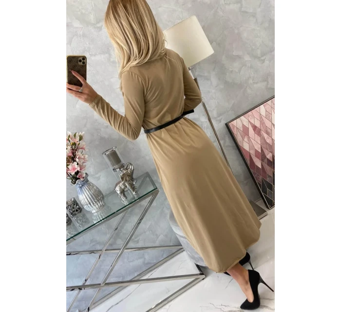 Šaty s ozdobným páskem a nápisem camel