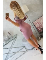 Šaty s krídlami na ramenách tmavo ružové