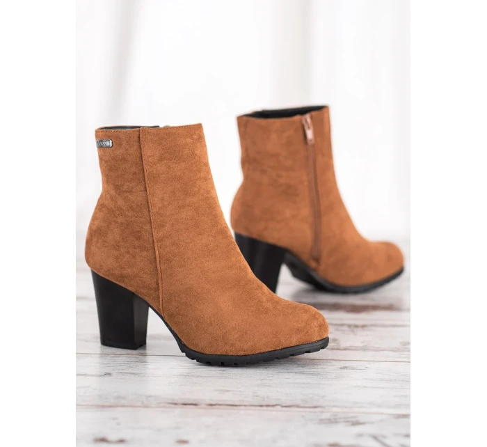 Trendy hnedé dámske členkové topánky na širokom podpätku Trendy hnedé dámske členkové topánky na širokom podpätku