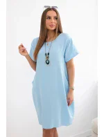 Šaty s vreckami a príveskom modrej farby