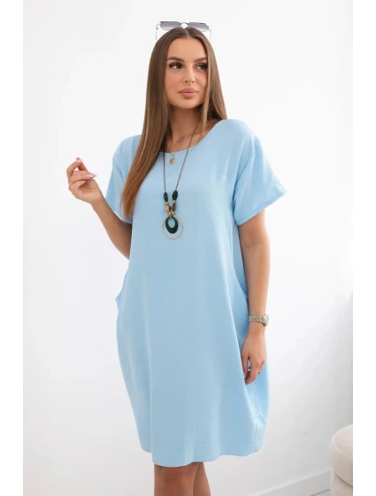 Šaty s vreckami a príveskom modrej farby