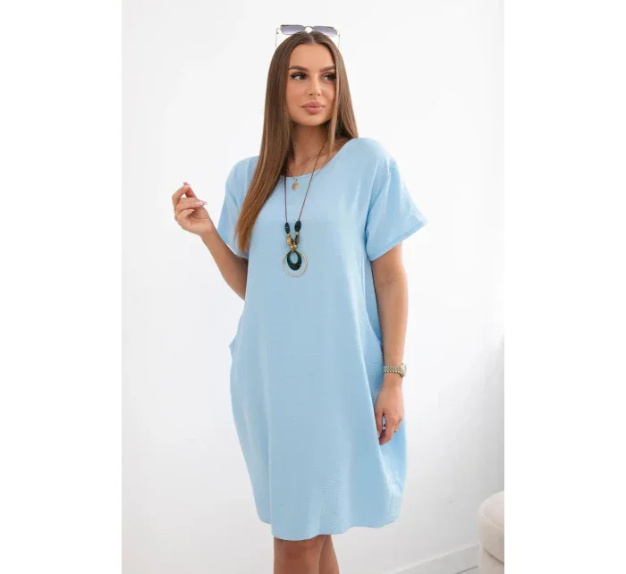 Šaty s vreckami a príveskom modrej farby