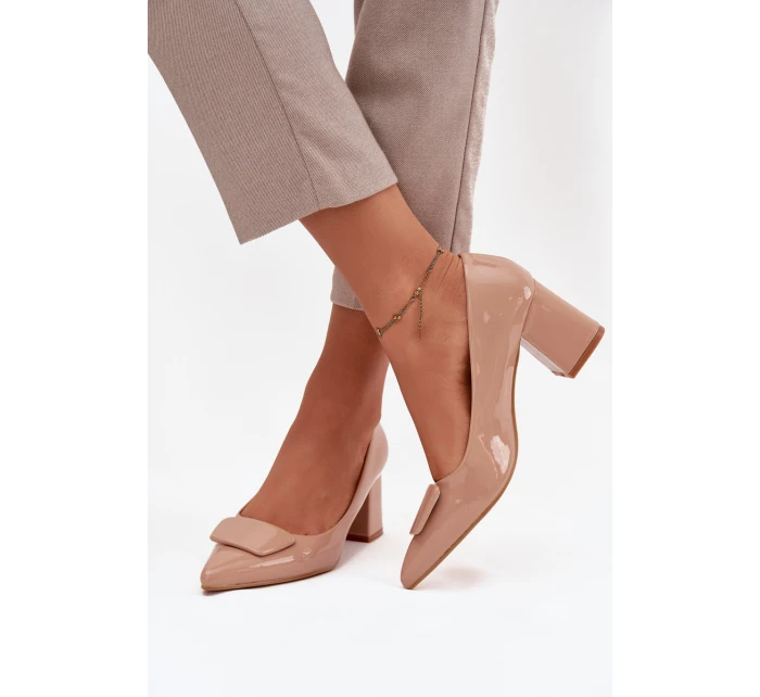 Lakované lodičky na sloupku s ozdobou Nude model 21752745 - Boto