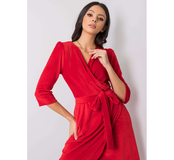 Červené velúrové šaty s opaskom