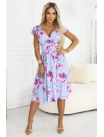 425-14 MATILDE Blinkered midi šaty s obálkovým výstrihom a krátkymi rukávmi - modré s ružovými kvetmi 425-14 MATILDE Blinkered midi šaty s obálkovým výstrihom a krátkymi rukávmi - modré s ružovými kvetmi
