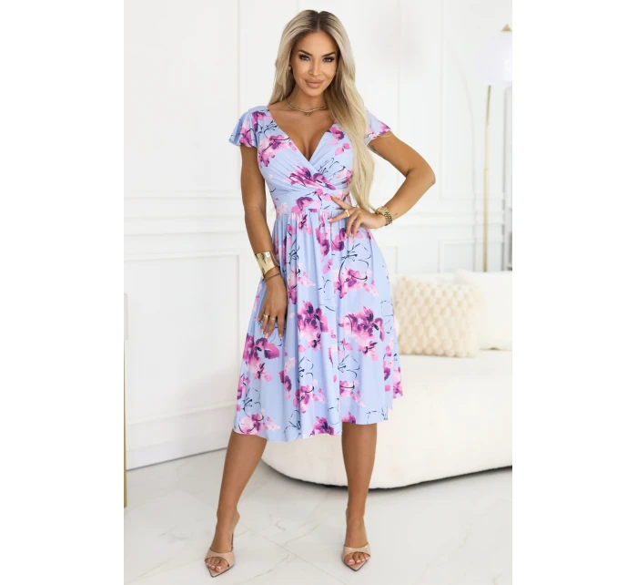 425-14 MATILDE Blinkered midi šaty s obálkovým výstrihom a krátkymi rukávmi - modré s ružovými kvetmi 425-14 MATILDE Blinkered midi šaty s obálkovým výstrihom a krátkymi rukávmi - modré s ružovými kvetmi