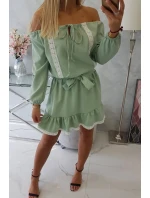 Šaty s odhalenými rameny a krajkou světle zelené barvy