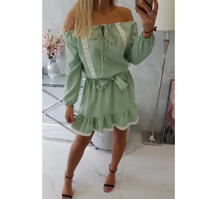 Šaty s odhalenými rameny a krajkou světle zelené barvy