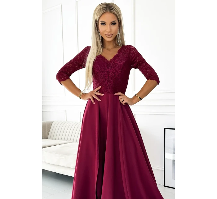 AMBER Elegantní dlouhé dámské maxi šaty ve vínové bordó barvě s krajkovým výstřihem model 19047931 - numoco