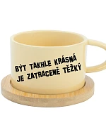 BÝT TAKHLE KRÁSNÁ JE ZATRACENÉ TEŽKÝ - žlutý hrníček makronka 200 ml