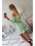 Šaty s odhalenými rameny a krajkou světle zelené barvy