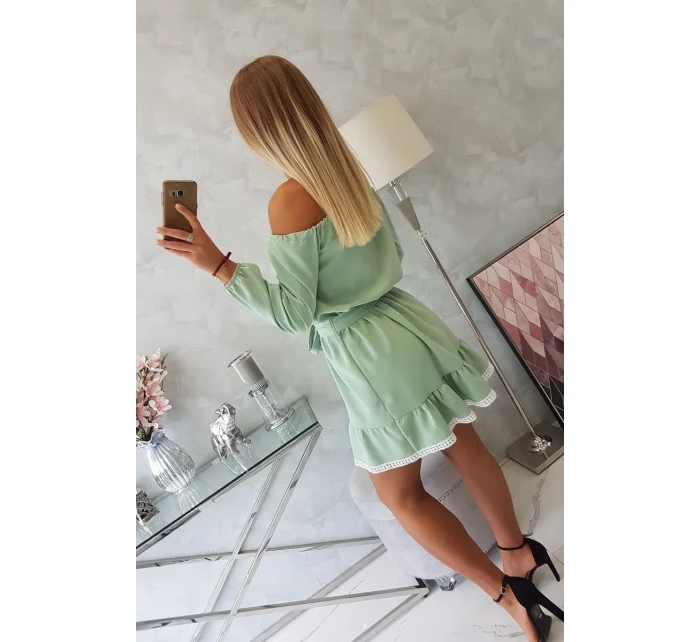 Šaty s odhalenými rameny a krajkou světle zelené barvy