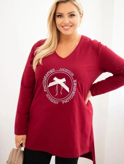 Dámska blúzka s dlhším zadným dielom a potlačou bordovej farby