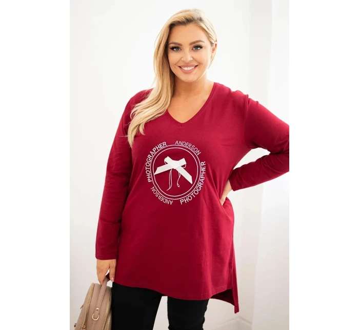 Dámska blúzka s dlhším zadným dielom a potlačou bordovej farby
