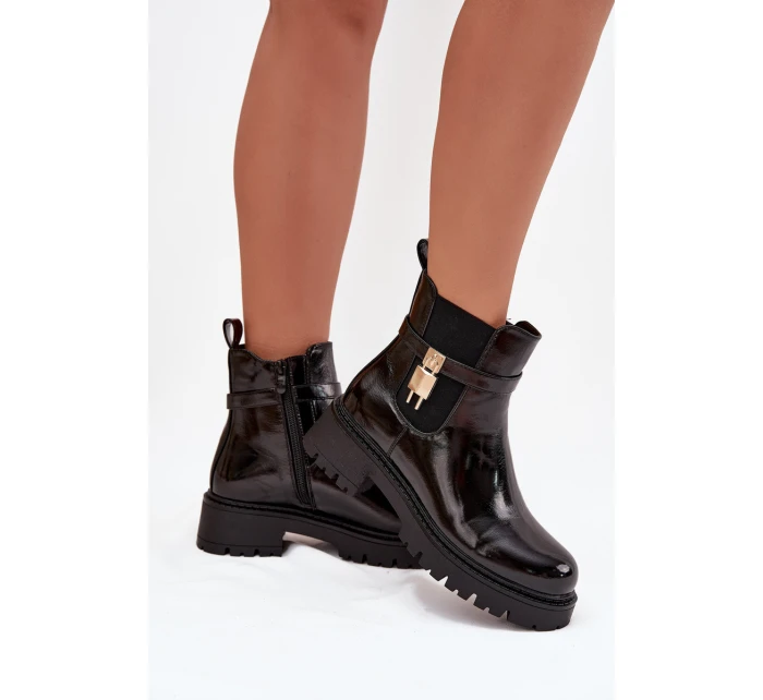 Lakované kotníkové boty s se zlatým detailem černé model 21707431 - Boto