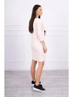 model 18744006 pudrově růžové šaty s 3D grafikou - K-Fashion model 18744006 pudrově růžové šaty s 3D grafikou - K-Fashion