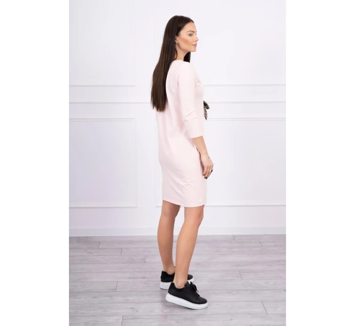 model 18744006 pudrově růžové šaty s 3D grafikou - K-Fashion model 18744006 pudrově růžové šaty s 3D grafikou - K-Fashion