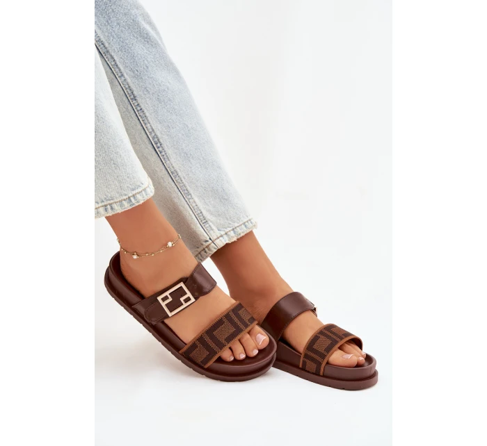 Dámské pantofle s zlatým sponou hnědé model 21898353 - Boto