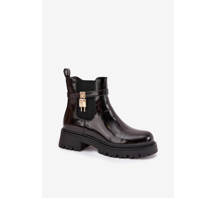 Lakované kotníkové boty s se zlatým detailem černé model 21707431 - Boto