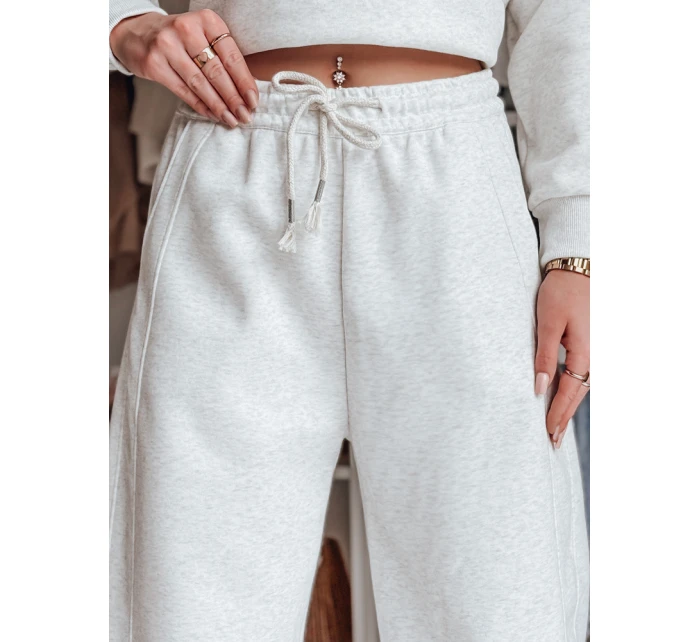 Dámské široké tepláky PREMIUM světle šedé Dstreet model 21988135 - FashionStreet Dámské široké tepláky PREMIUM světle šedé Dstreet model 21988135 - FashionStreet