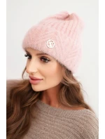 Dámska zimná čiapka z huňatej pleteniny a s elegantným gombíkom púdrovo ružovej farby Dámska zimná čiapka z huňatej pleteniny a s elegantným gombíkom púdrovo ružovej farby